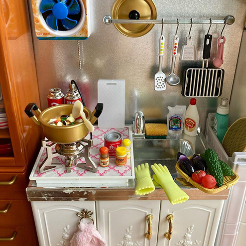 ミニチュア小物を並べて生活感を演出　人の暮らしが感じられるドールハウスがすてき