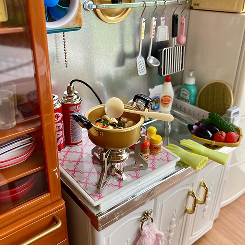 ミニチュア小物を並べて生活感を演出　人の暮らしが感じられるドールハウスがすてき