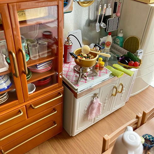 ミニチュア小物を並べて生活感を演出　人の暮らしが感じられるドールハウスがすてき