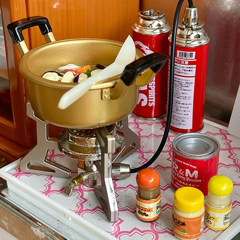 ミニチュア小物を並べて生活感を演出　人の暮らしが感じられるドールハウスがすてき