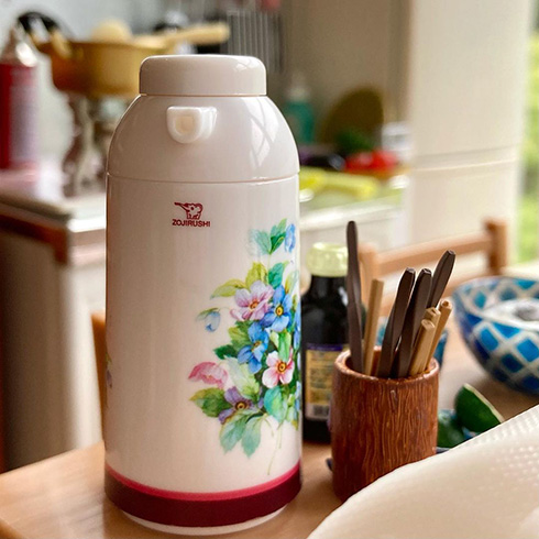 ミニチュア小物を並べて生活感を演出　人の暮らしが感じられるドールハウスがすてき