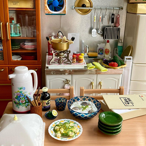 ミニチュア小物を並べて生活感を演出　人の暮らしが感じられるドールハウスがすてき