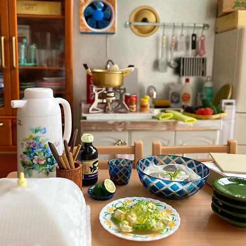 ミニチュア小物を並べて生活感を演出　人の暮らしが感じられるドールハウスがすてき