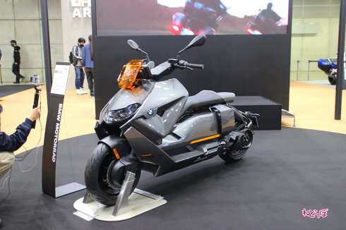 BMWの電動バイク「CE04」