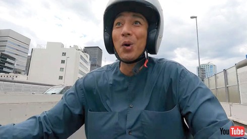 「うほぉ〜♪」。電動車ならではの鋭い加速感にびっくりの徳井さん