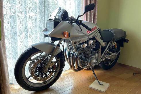 自宅のリビングで保管される大鶴さんの「空冷カタナ」