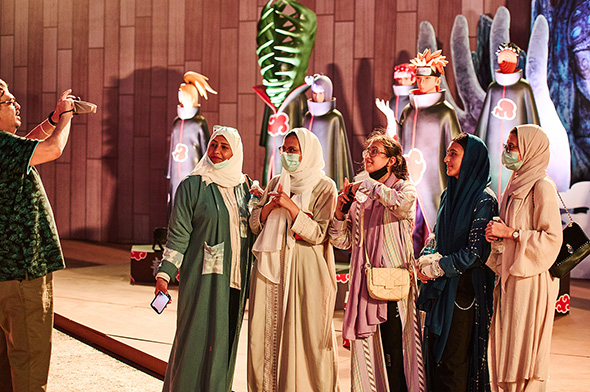 撮影に興じるサウジの人たち