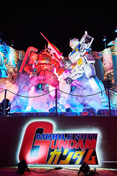 ガンダムとシャア専用ザク、サウジの地に立つ