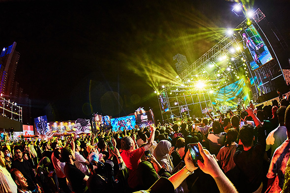 アニソンのコンサートステージに熱狂するサウジ国民