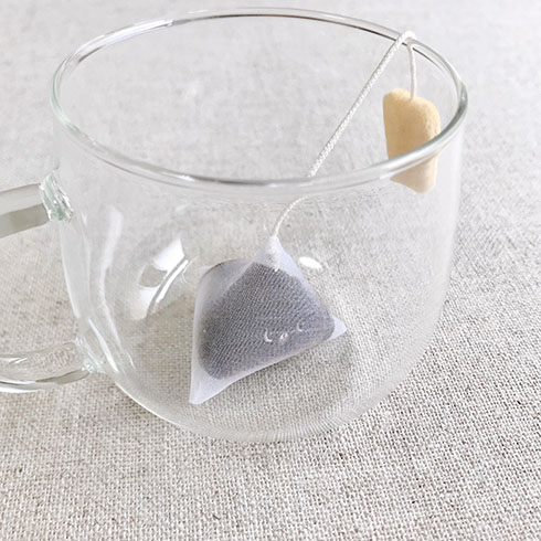 ティーバッグのぬいぐるみ・コップに入れられているところ