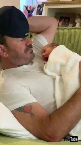 「Hungry Baby Tries to Breastfeed From Dad || ViralHog」