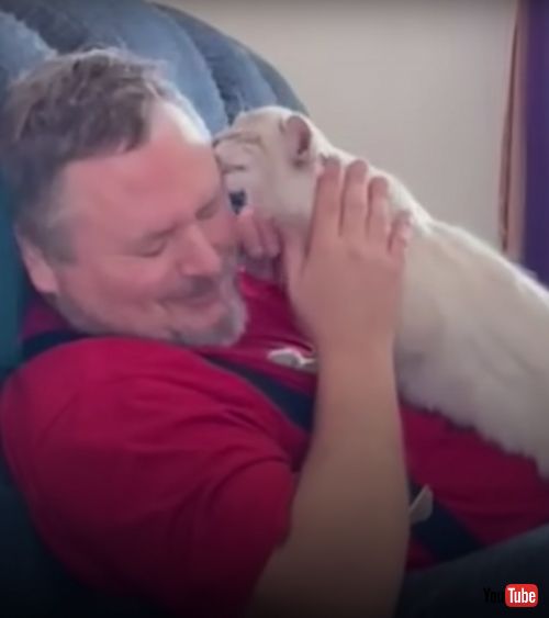 キスする猫とうれしそうな夫