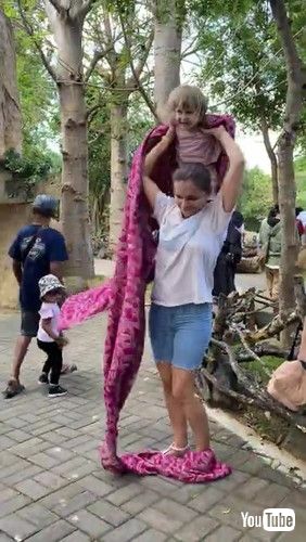 「Mom Uses Woven Wrap to Carry Baby || ViralHog」