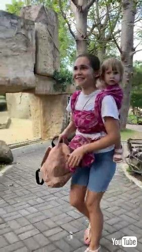 「Mom Uses Woven Wrap to Carry Baby || ViralHog」