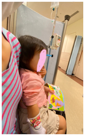 病院で点滴を受ける光上せあらの1歳の娘