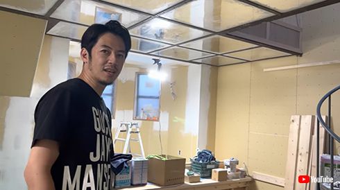 建築中の新居2階部分を案内する「キングコング」西野亮廣