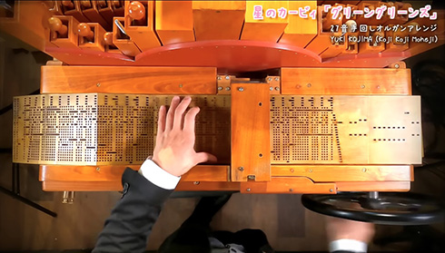 譜面の穴いくつあるの？！　手回しオルガンで演奏する「星のカービィ」の曲がすごい