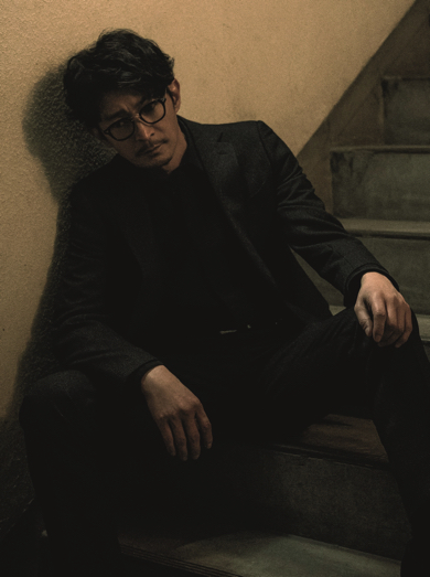 ファッション誌『Oggi』初登場の声優津田健次郎