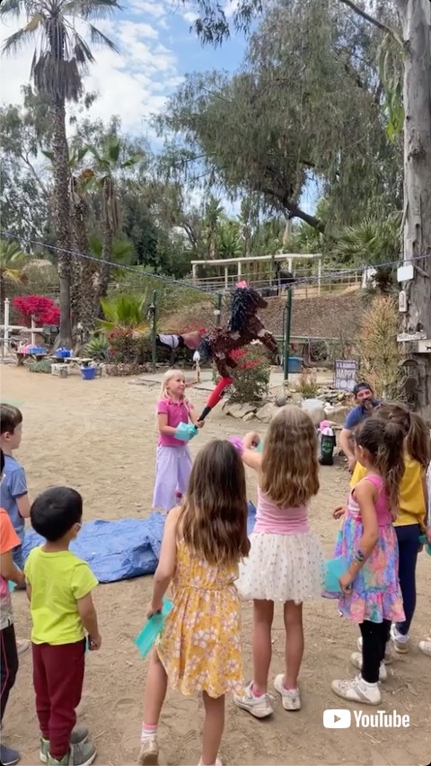 ピニャータを割ろうとする子ども