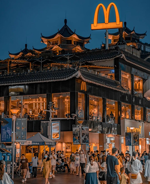 渋くてかっこいいマクドナルドだと……？　深センにある中国第1号店が異世界みたいで映え