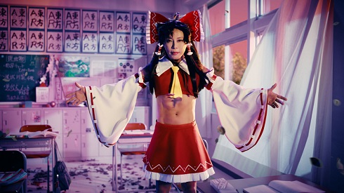 「東方アルカディアレコード」のCMで博麗霊夢のコスプレをした西川貴教