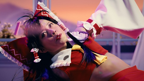 「東方アルカディアレコード」のCMで博麗霊夢のコスプレをした西川貴教