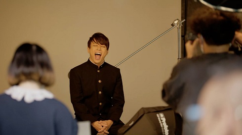 「東方アルカディアレコード」のCMで博麗霊夢のコスプレをした西川貴教