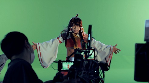 「東方アルカディアレコード」のCMで博麗霊夢のコスプレをした西川貴教