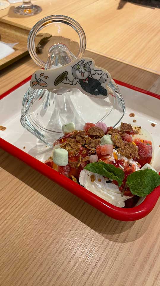 「仕事猫のぶちまけパフェ」がホントにぶちまけてる!?　カプコンカフェ×仕事猫のコラボメニューが最高だと話題に