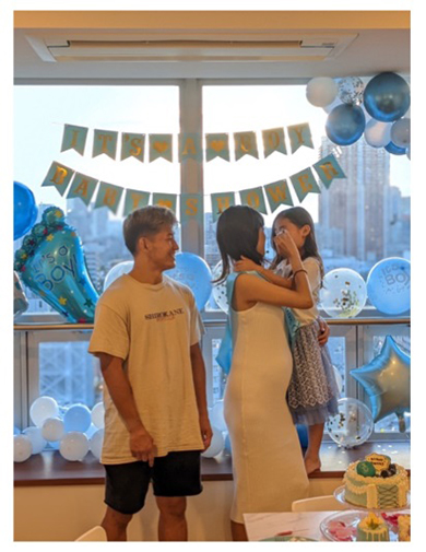 事実婚相手・絵莉のベビーシャワーをお祝いする才賀紀左衛門たち