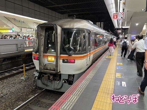 貫通幌が丸出しだった先代車両キハ85系の先頭車