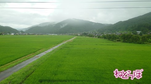 高山盆地に入った。ひだ1号終着駅の高山はもうすぐ