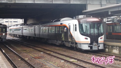 高山駅に到着したHC85系