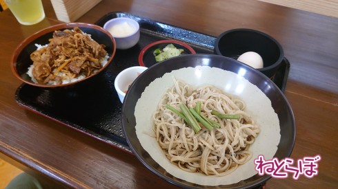 白川郷・そば道場「手打ちそばと飛騨牛丼のセット」1500円