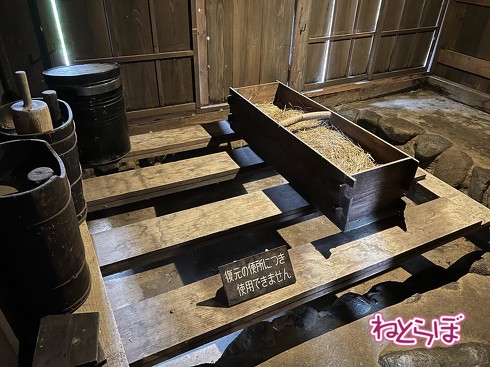 三和土のそばにあった当時の便所の展示。説明されないと分からないかも（笑）