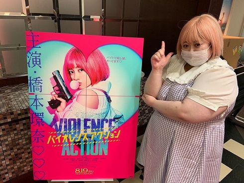 「バイオレンスアクション」で橋本環奈が使用したウィッグをつけるえみっくす