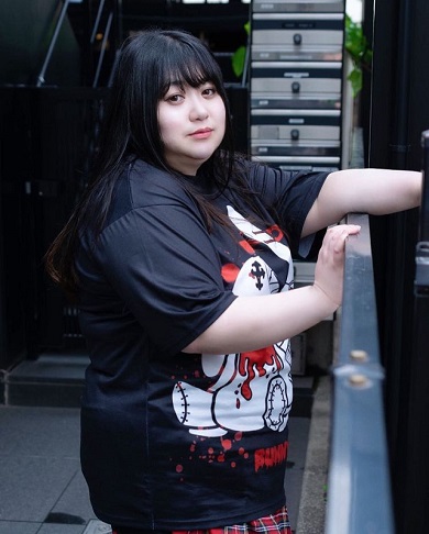 100キロの体型でモデル活動をするえみっくす