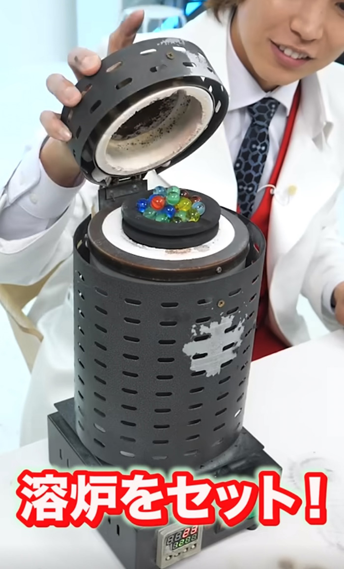 高温で溶かした100個のビー玉でステーキを焼く！　サイエンスアーティストによる実験動画が楽しい