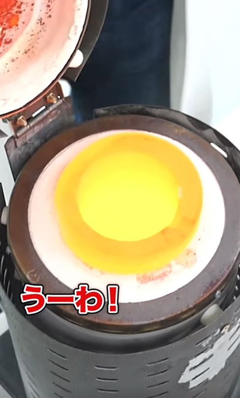 100個のビー玉を1000度で溶かす実験動画　ドロドロに溶けた状態を生肉で冷やすとステーキもおいしく焼けて一石二鳥