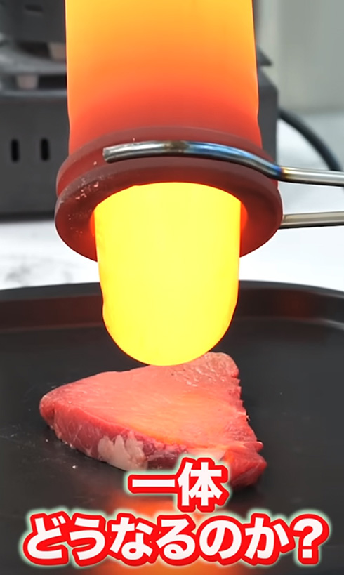 100個のビー玉を1000度で溶かす実験動画　ドロドロに溶けた状態を生肉で冷やすとステーキもおいしく焼けて一石二鳥