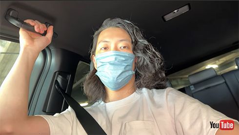 事故を報告する「霜降り明星」粗品