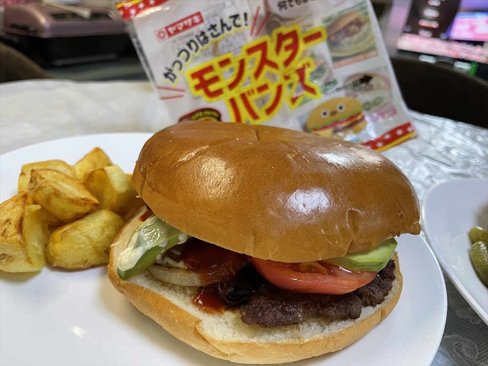 “バカでかバーガー”を食べたい人専用バンズが発売中！　山崎製パン「モンスターバンズ」を食べてみた