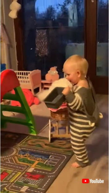 ごっこ遊びを始める赤ちゃん