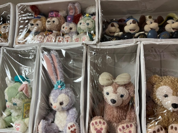 大きなぬいぐるみは仕切りがないタイプの収納ボックスにすっぽりの画像