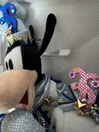 ぬいぐるみバッジの安全ピンを収納ボックスに留めて固定した画像