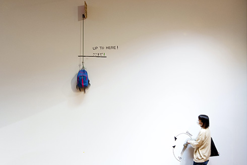 木々のすき間から顔を出す巨大ピンク猫　彫刻の森美術館がデカくてかわいいインスタレーションを展示開始