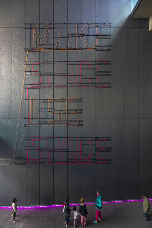 木々のすき間から顔を出す巨大ピンク猫　彫刻の森美術館がデカくてかわいいインスタレーションを展示開始