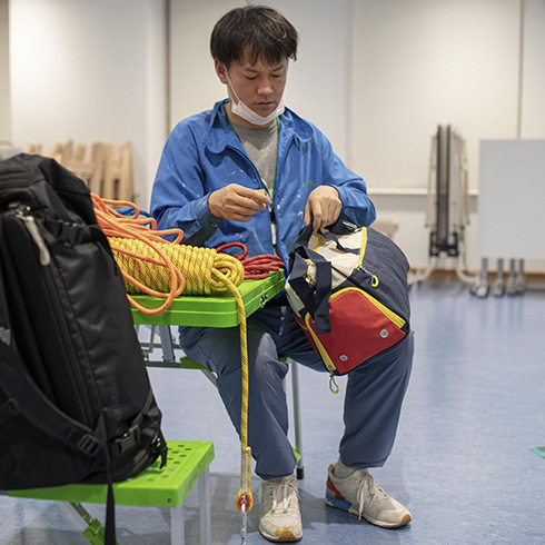 木々のすき間から顔を出す巨大ピンク猫　彫刻の森美術館がデカくてかわいいインスタレーションを展示開始