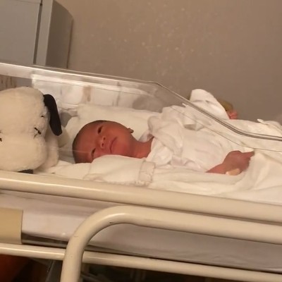 新生児のピースサイン