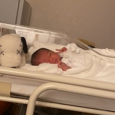 新生児のピースサイン